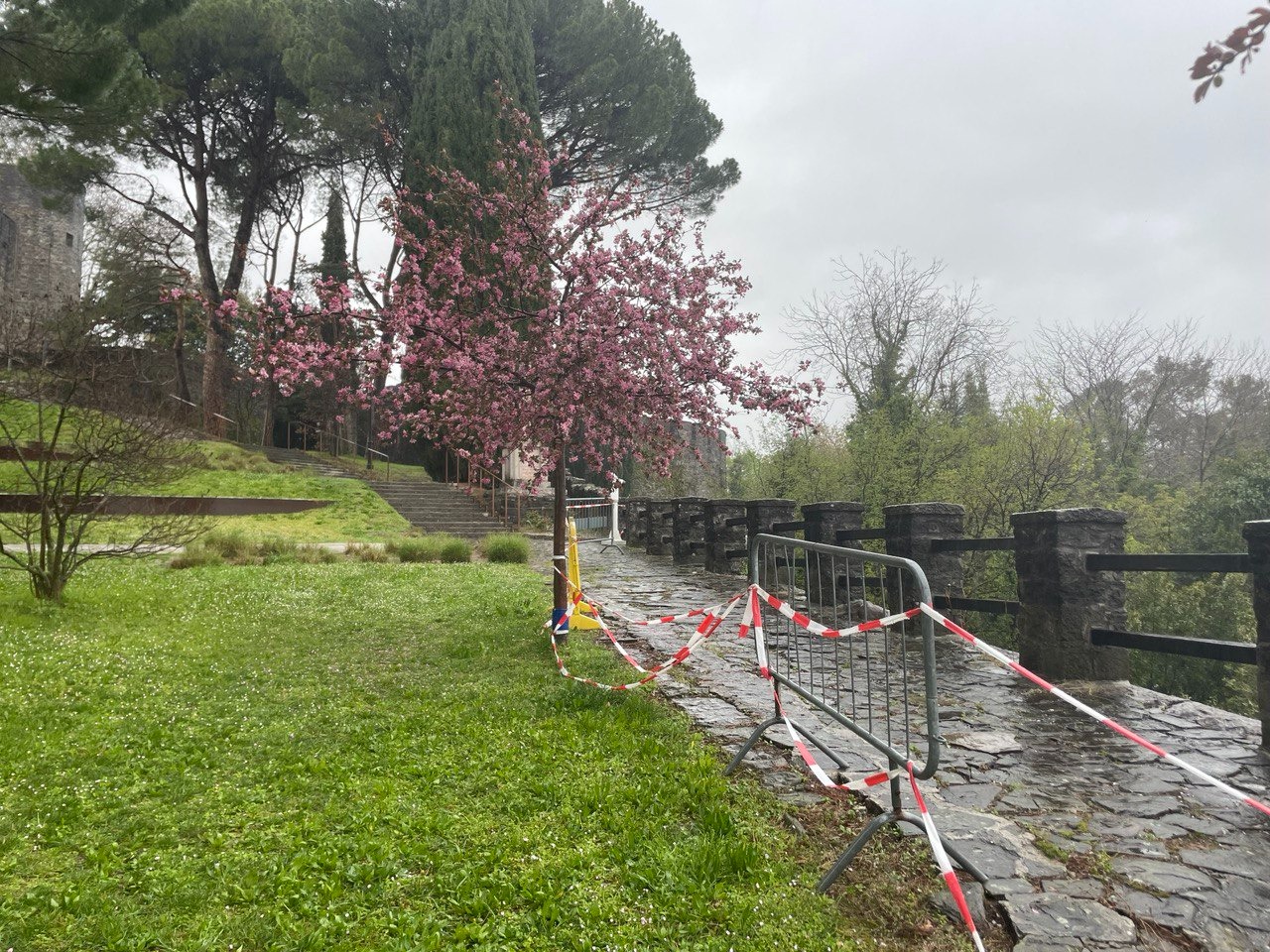 Immagine per Salita al castello di Gorizia in sicurezza, parapetti nuovi in estate