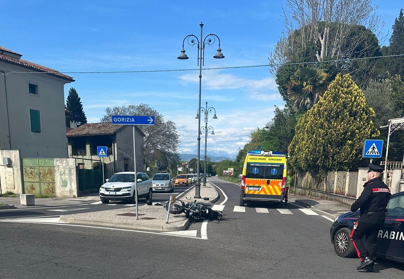 Scontro moto-furgone alla rotonda di Gradisca, centauro in ospedale