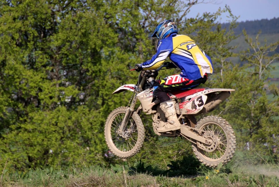 Cade della moto da cross ad Aquileia, 25enne con trauma cranico