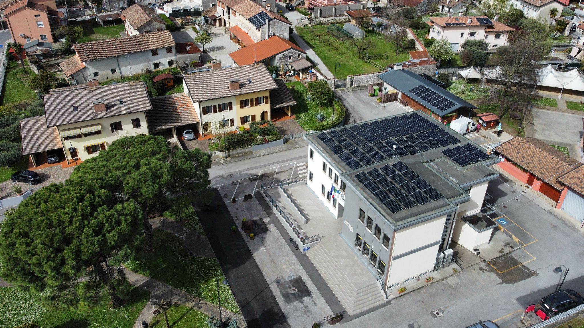 Immagine per Completato il fotovoltaico sul tetto del municipio, Medea taglia le bollette