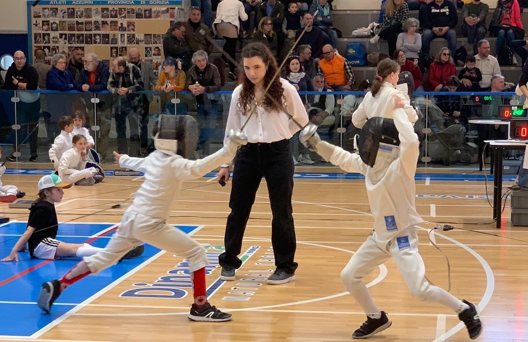 La passione per la scherma a Gorizia, festa e duelli tra bambini con 14 società