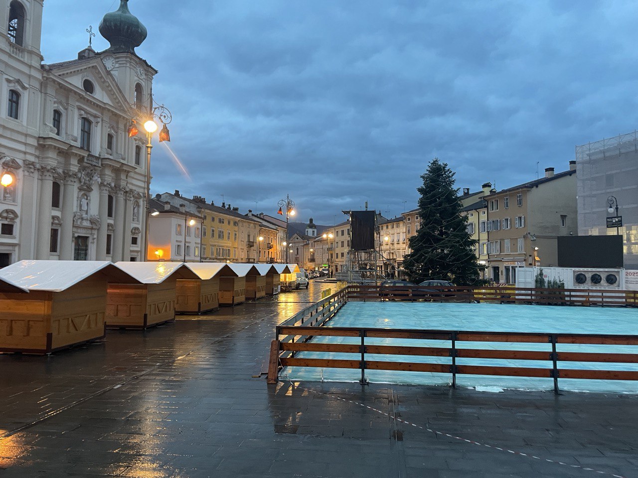 Gorizia porta in piazza albero di Natale, mercatini, pista di ghiaccio e trenino