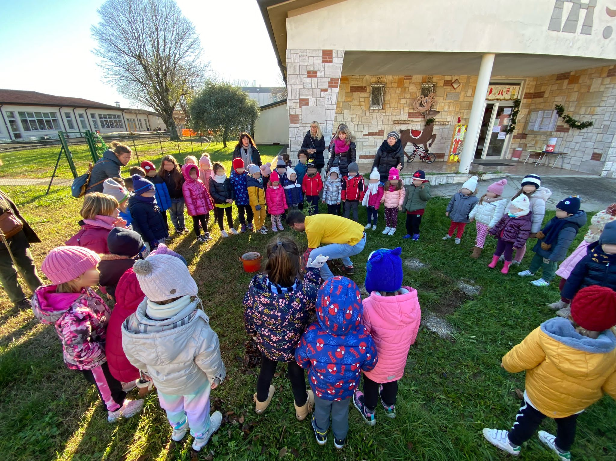 Alberello piantato nel giardino dell'asilo, bambini scoprono la natura a Mossa