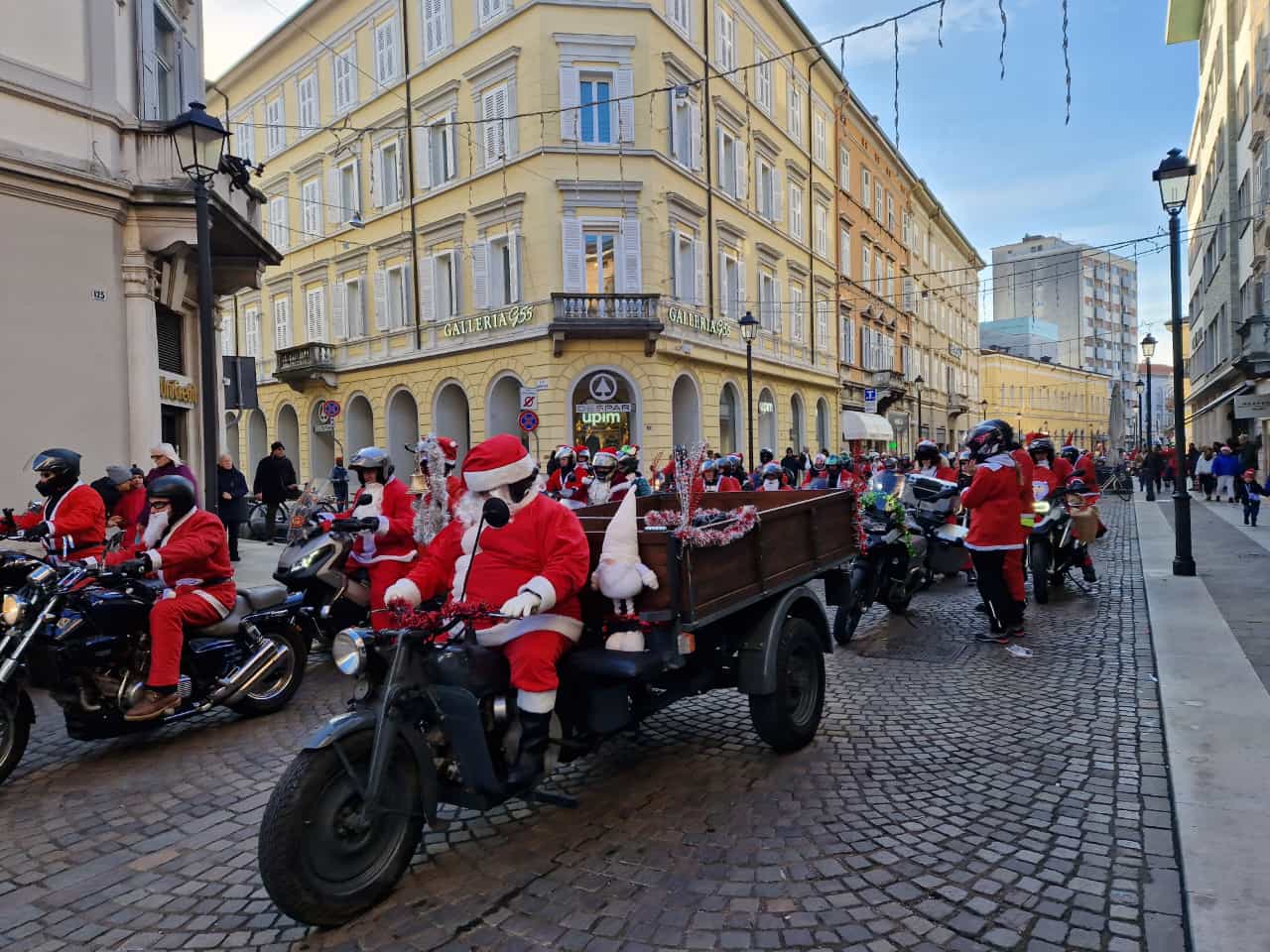 Babbo Natale arriva in moto a Gorizia, la sfilata porta doni e sorrisi