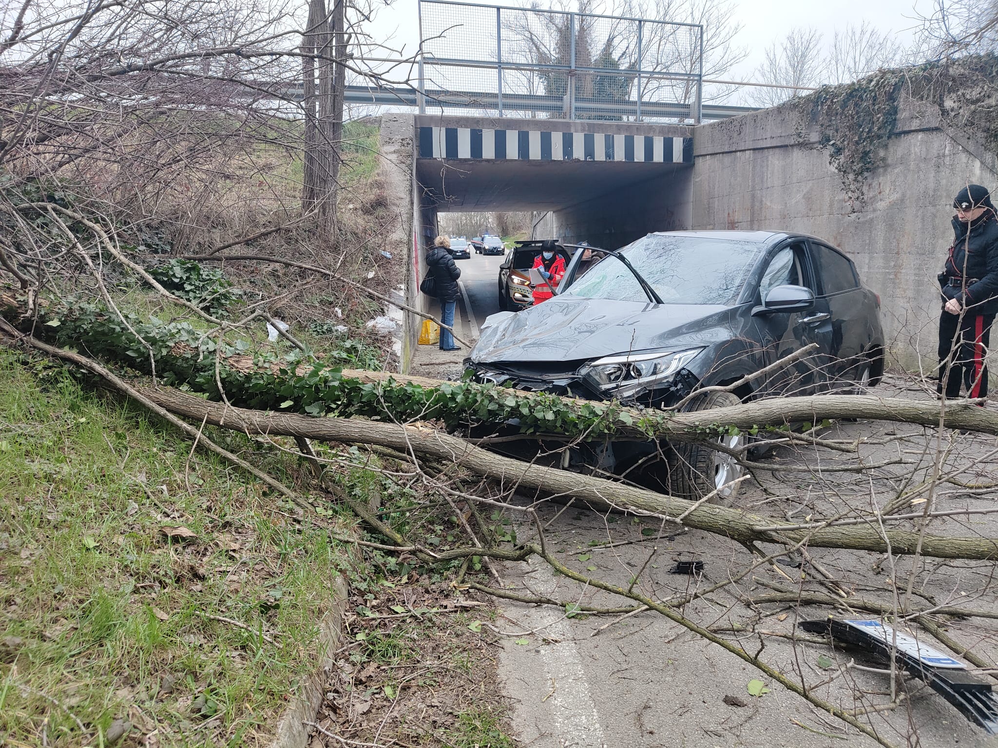 Immagine per Cadono giù dalla tangenziale con il suv, paura per due persone a Ronchi