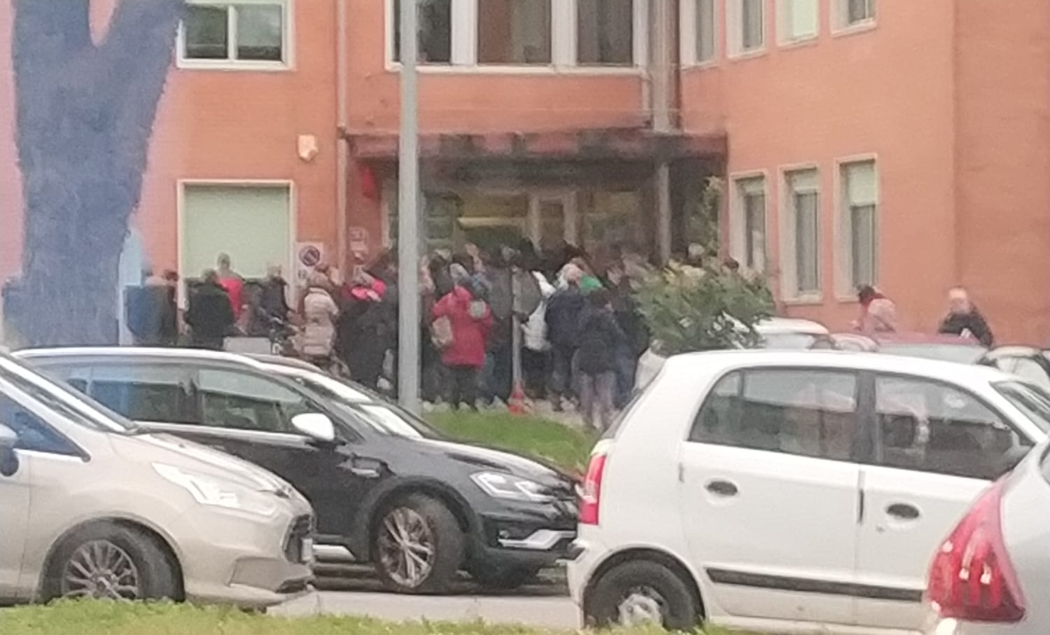 Immagine per Fila fuori dall'ex ospedale a Gorizia, Pd attacca: «Cittadini lasciati soli»