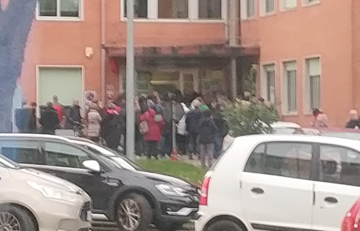 In fila per cambiare medico ma posti già esauriti, rabbia degli utenti a Gorizia