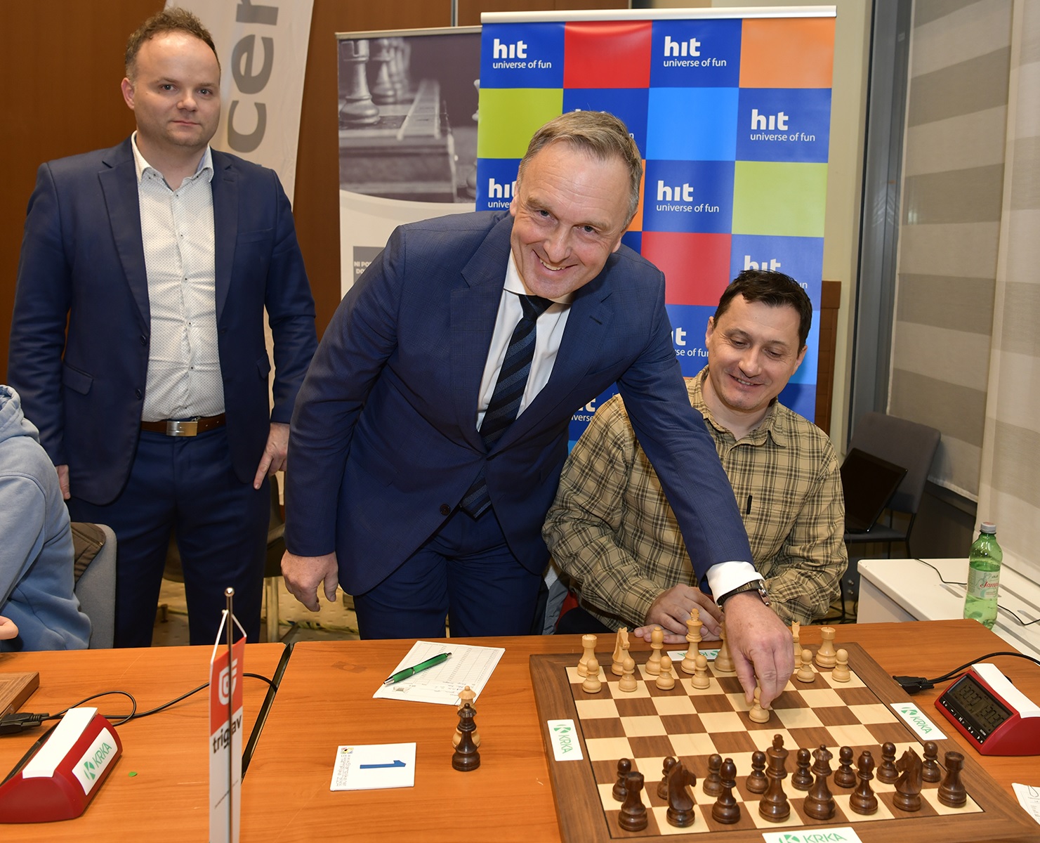 Inizia il torneo di scacchi a Nova Gorica, vetrine e una torta speciale a tema