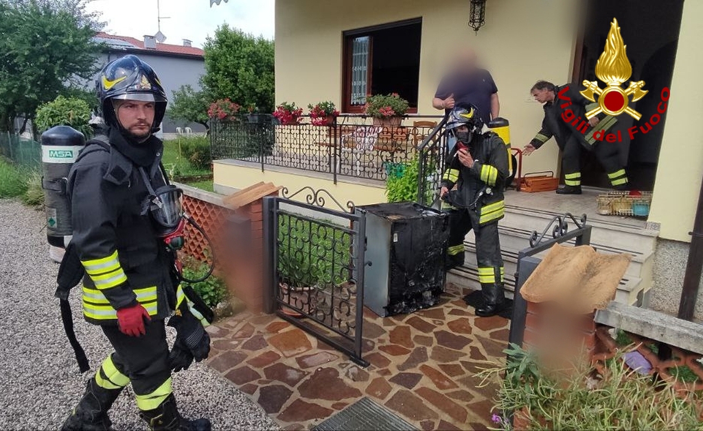 Immagine per Cucina in fiamme in casa, intervengono i vigili del fuoco a San Canzian d'Isonzo