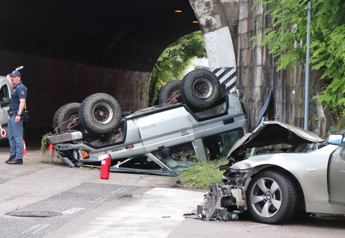 Incidente fuori dal sottopasso Baruzzi, ribaltata una jeep: due feriti a Piedimonte