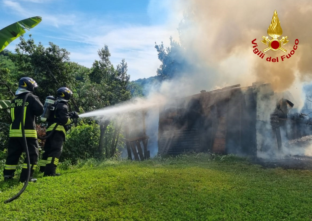 Legnaia in fiamme in un giardino a Oslavia, vigili del fuoco spengono il rogo