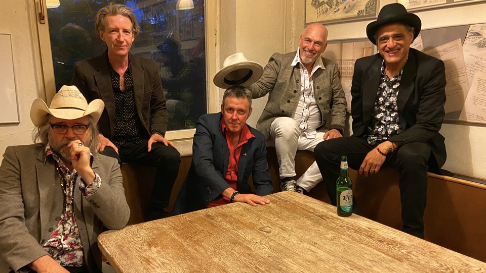 Immagine per The Black Sorrows in concerto a Romans, poi musica e poesie a Casa Bolzan