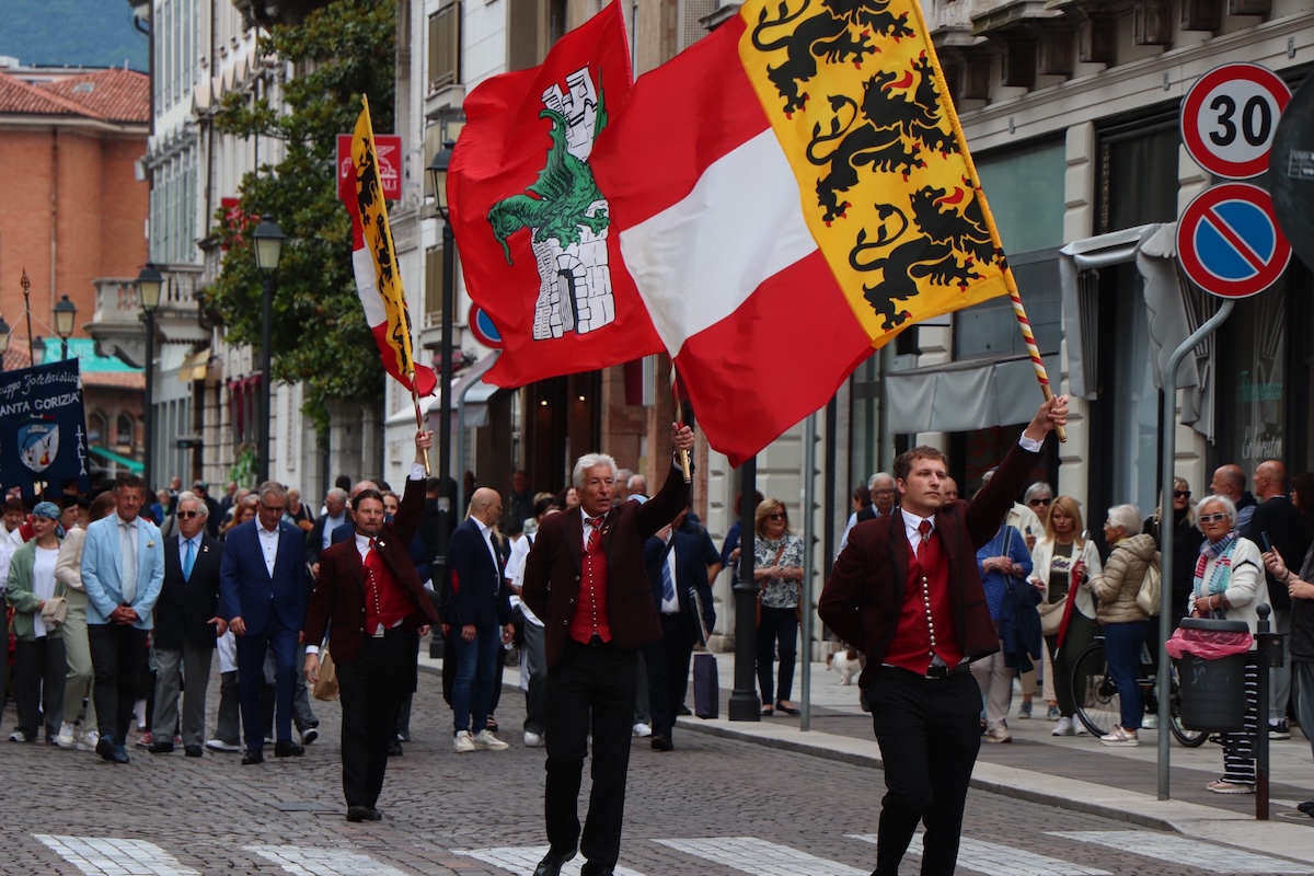 Ballerini, musica e la sfilata per le vie della città: così Gorizia è più vicina a Klagenfurt