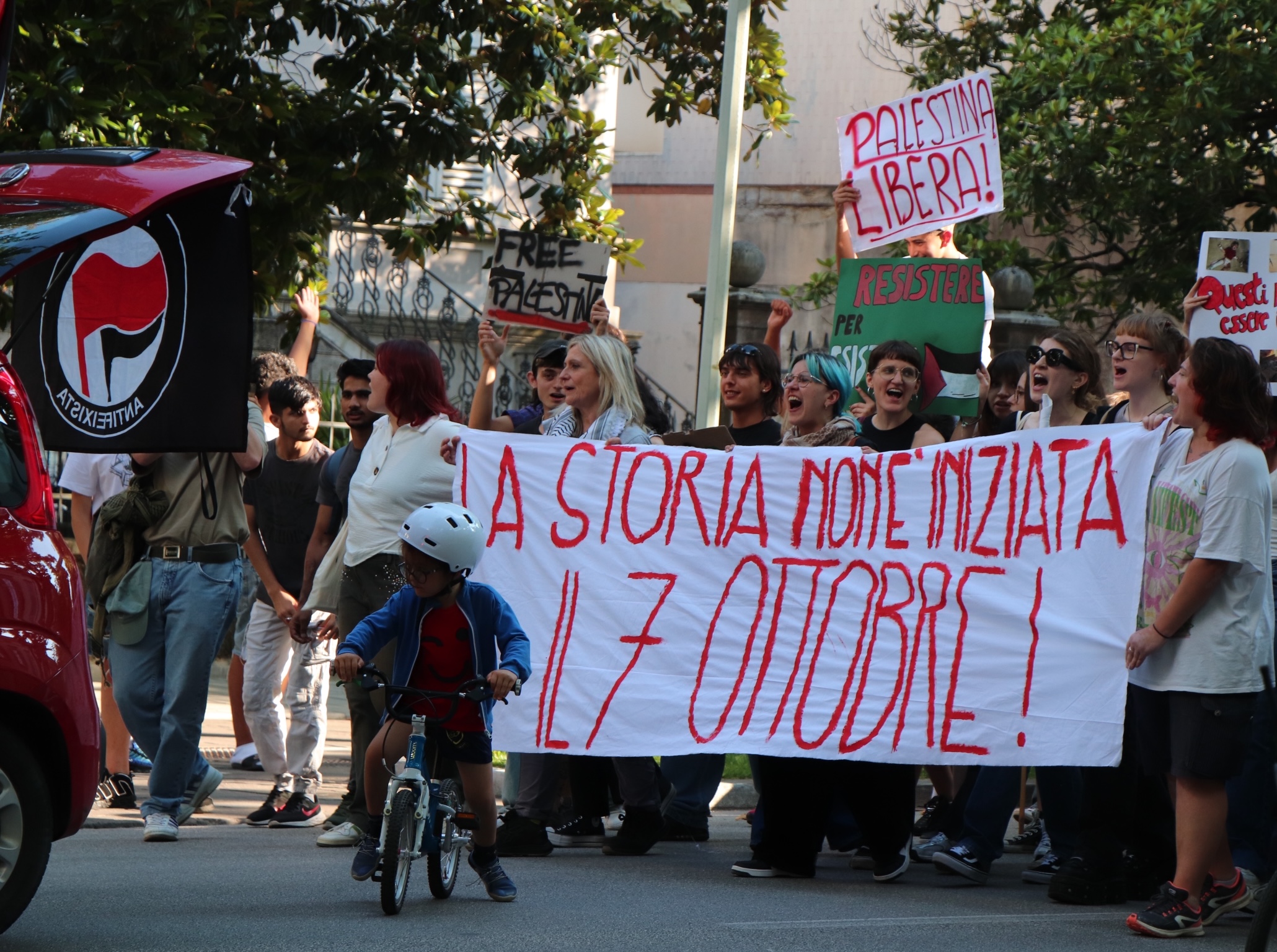 L'urlo dei ragazzi con bandiere e striscioni per le strade di Gorizia, «Palestina libera»