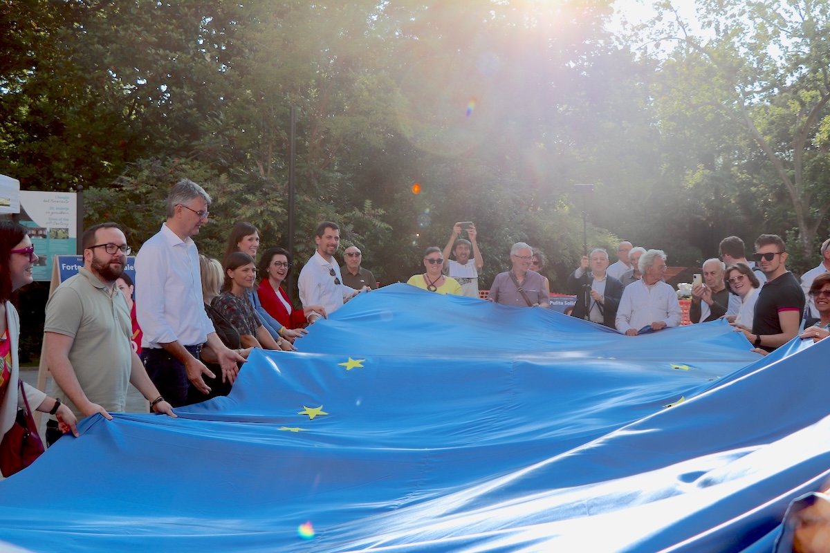 Immagine per L'ultimo appello del Pd parte da Gorizia, una maxi bandiera per chiedere più Europa