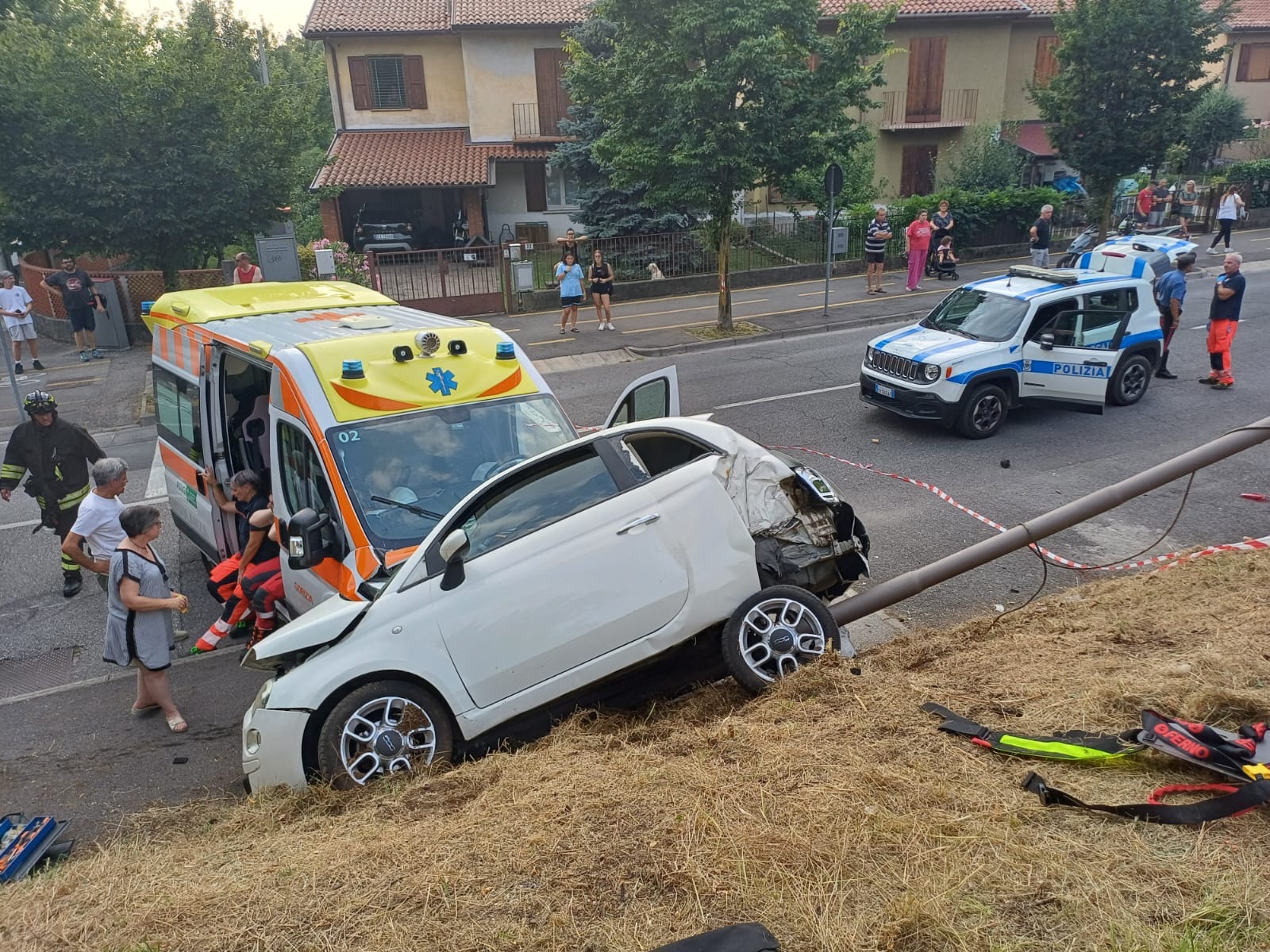 Botto tra ambulanza e Fiat 500 a Gorizia, auto trascinata contro un palo