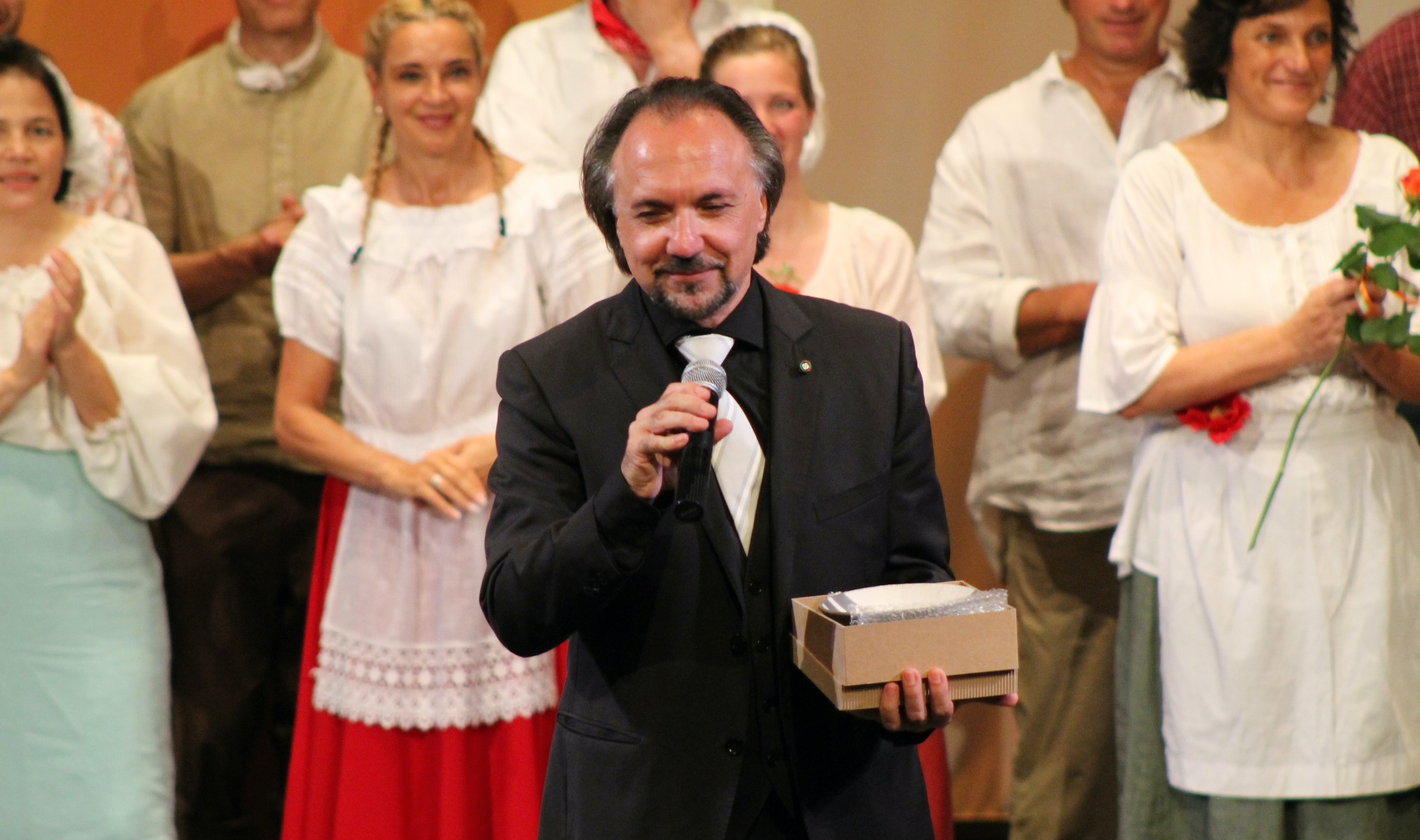 Immagine per L'Elisir d'amore strega il pubblico: premiato il maestro di Farra, Alessandro Svab