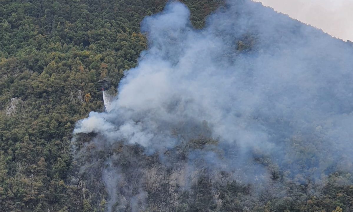 Incendio in montagna a Caporetto, area difficile da raggiungere