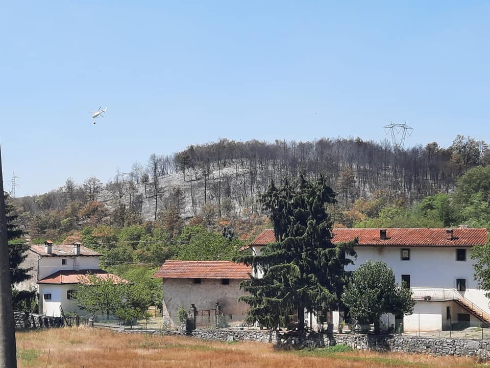 Allerta rimane alta sul Carso, frazioni sorvegliate e lotta alle fiamme