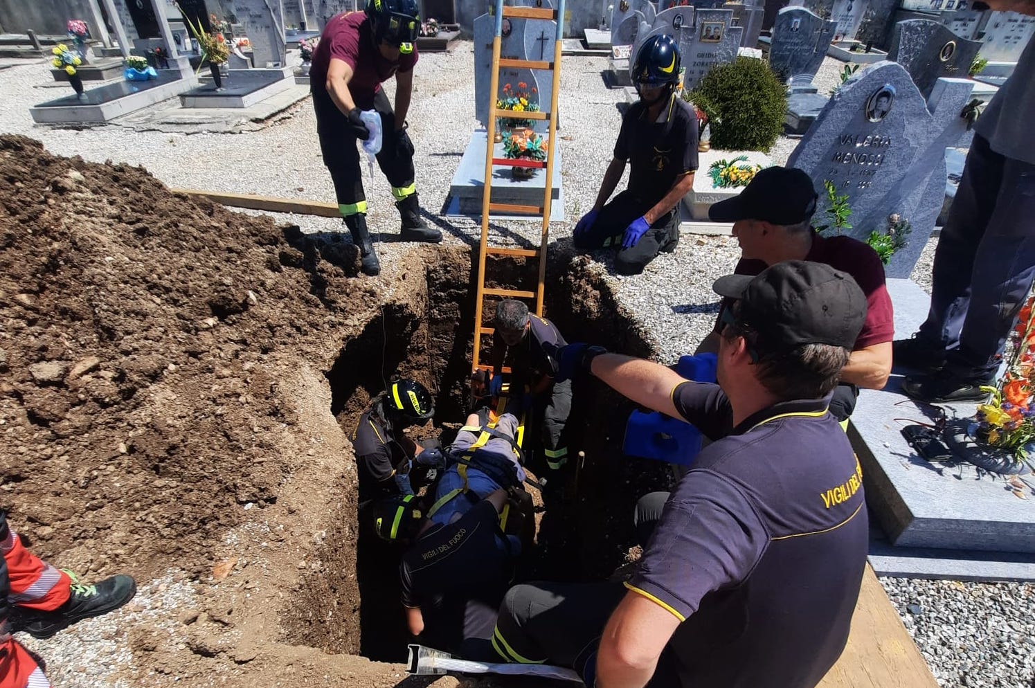 Immagine per Cade nella fossa scavata in cimitero, ferito operaio di Cervignano