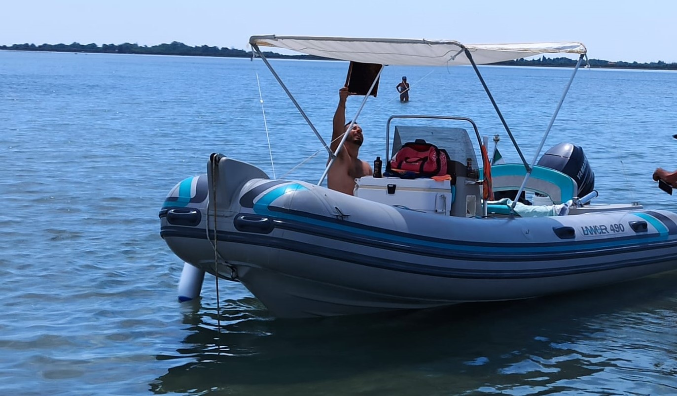 Sciame d'api a Staranzano, gommone circondato dagli insetti ai Caregoni