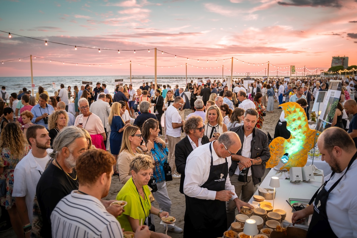 Immagine per La Cena spettacolo arriva in spiagga a Grado, chef e cantine in riva al mare