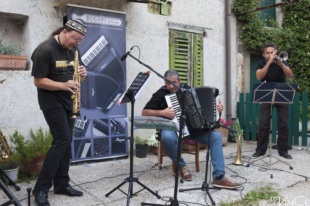 Parco nei palchi, l'etno-jazz del Etnoploč Trio apre il sabato mattina a Piuma