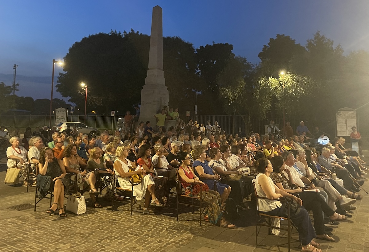 Quelle storie di Gorizia negli anni Sessanta, piazza gremita per l'esordio a San Rocco