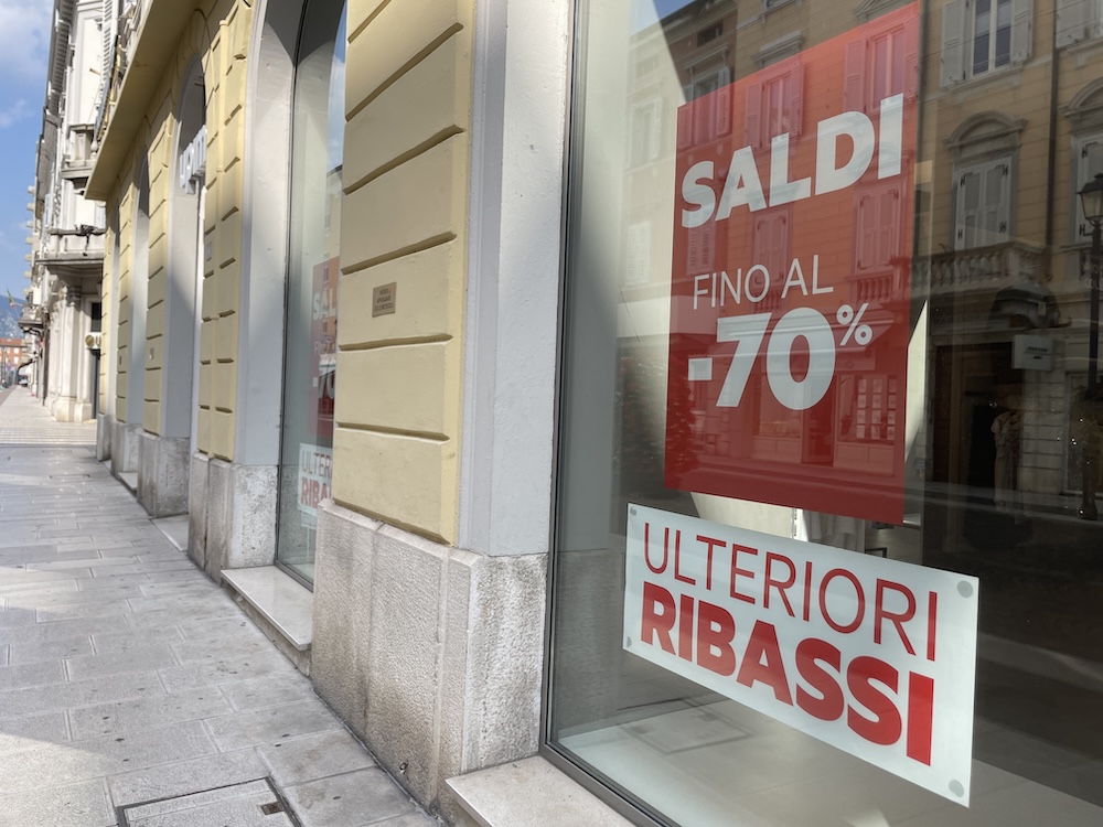 Commercianti pronti ai saldi dopo una stagione difficile, le offerte a Gorizia