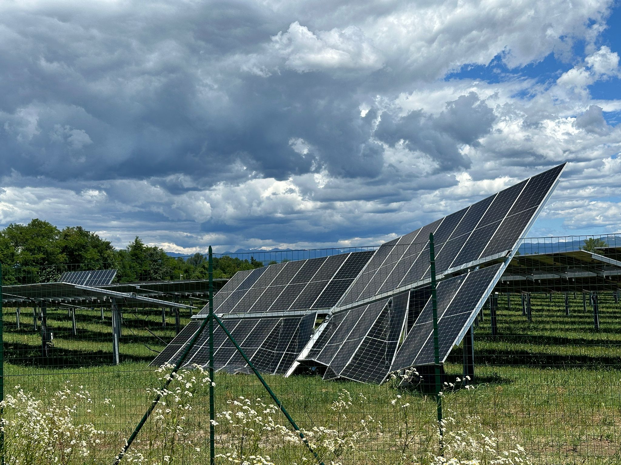 La furia del vento colpisce capannoni e pannelli fotovoltaici, i danni a Gradisca