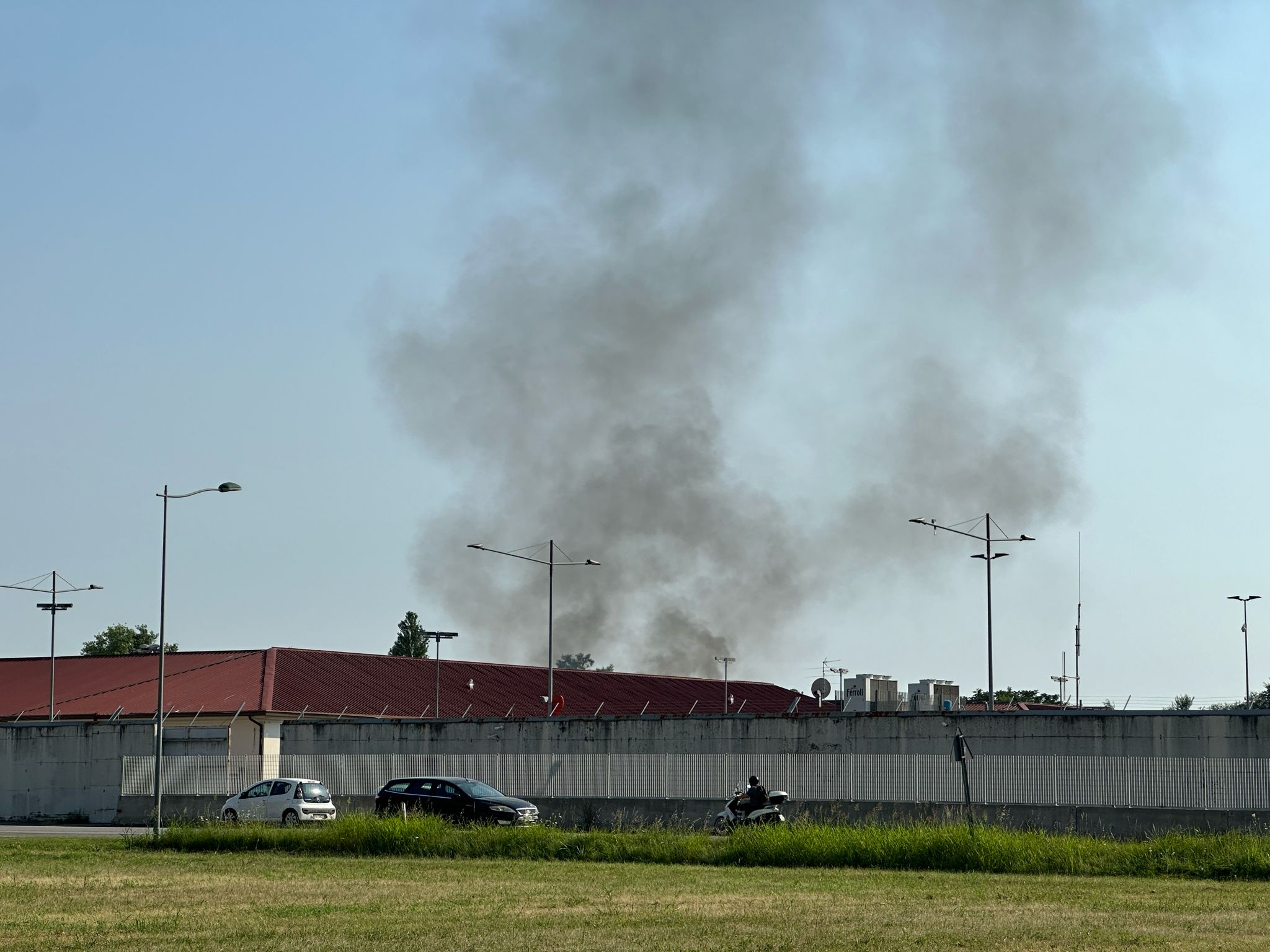 Immagine per Incendio dentro il Cpr di Gradisca, colonna di fumo visibile per chilometri