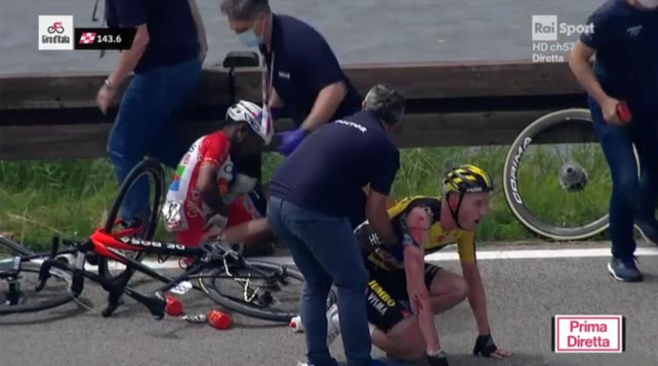 Parte il Giro d'Italia e c'è già un incidente a Grado, tre ciclisti si ritirano dalla corsa