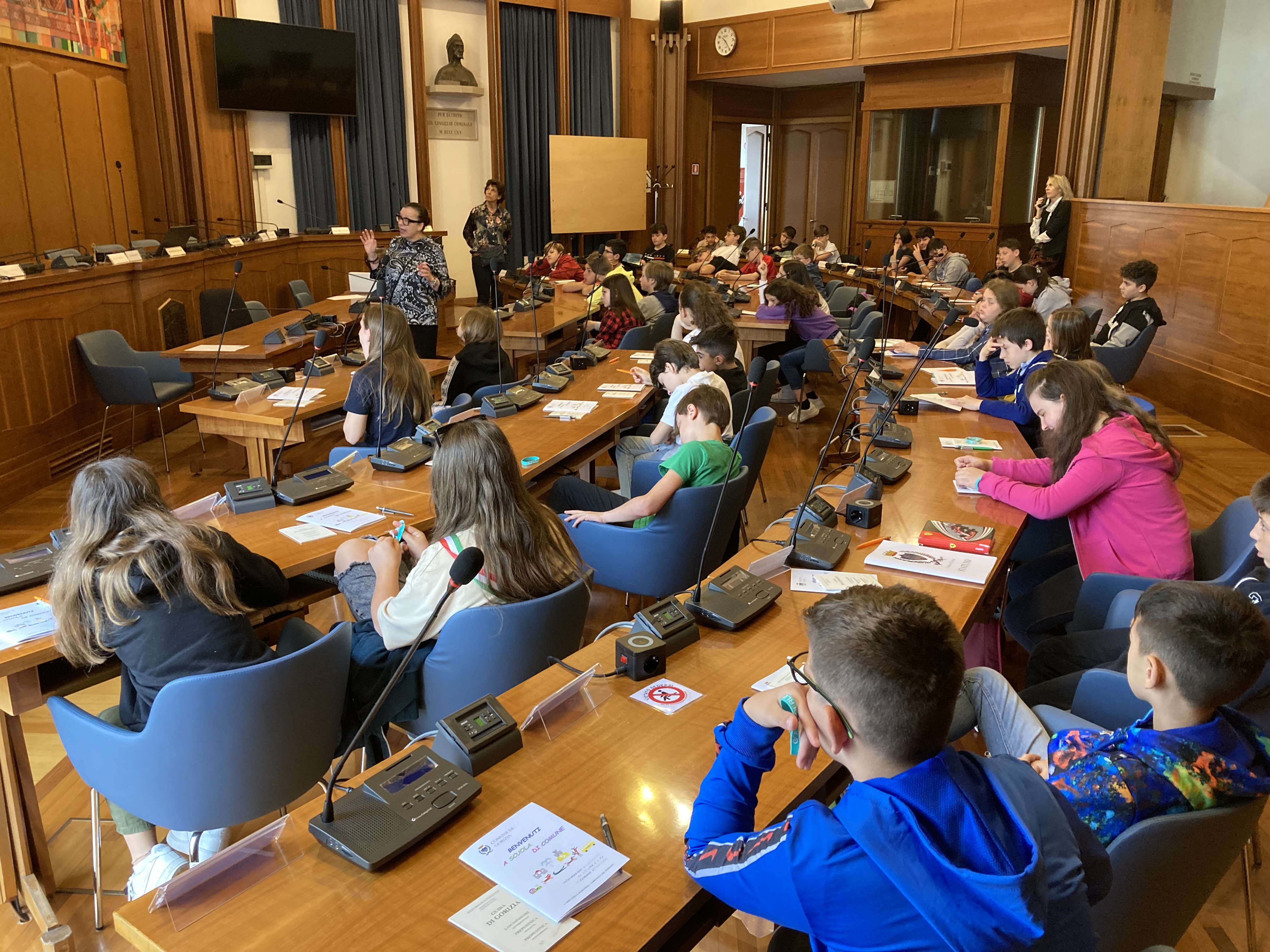 Bambini sui banchi dell'Aula a Gorizia, gli studenti scoprono il Comune