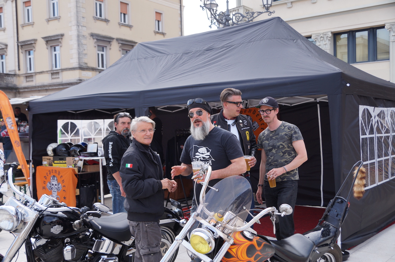 Moto, auto e birre in piazza a Monfalcone: scattano modifiche al traffico