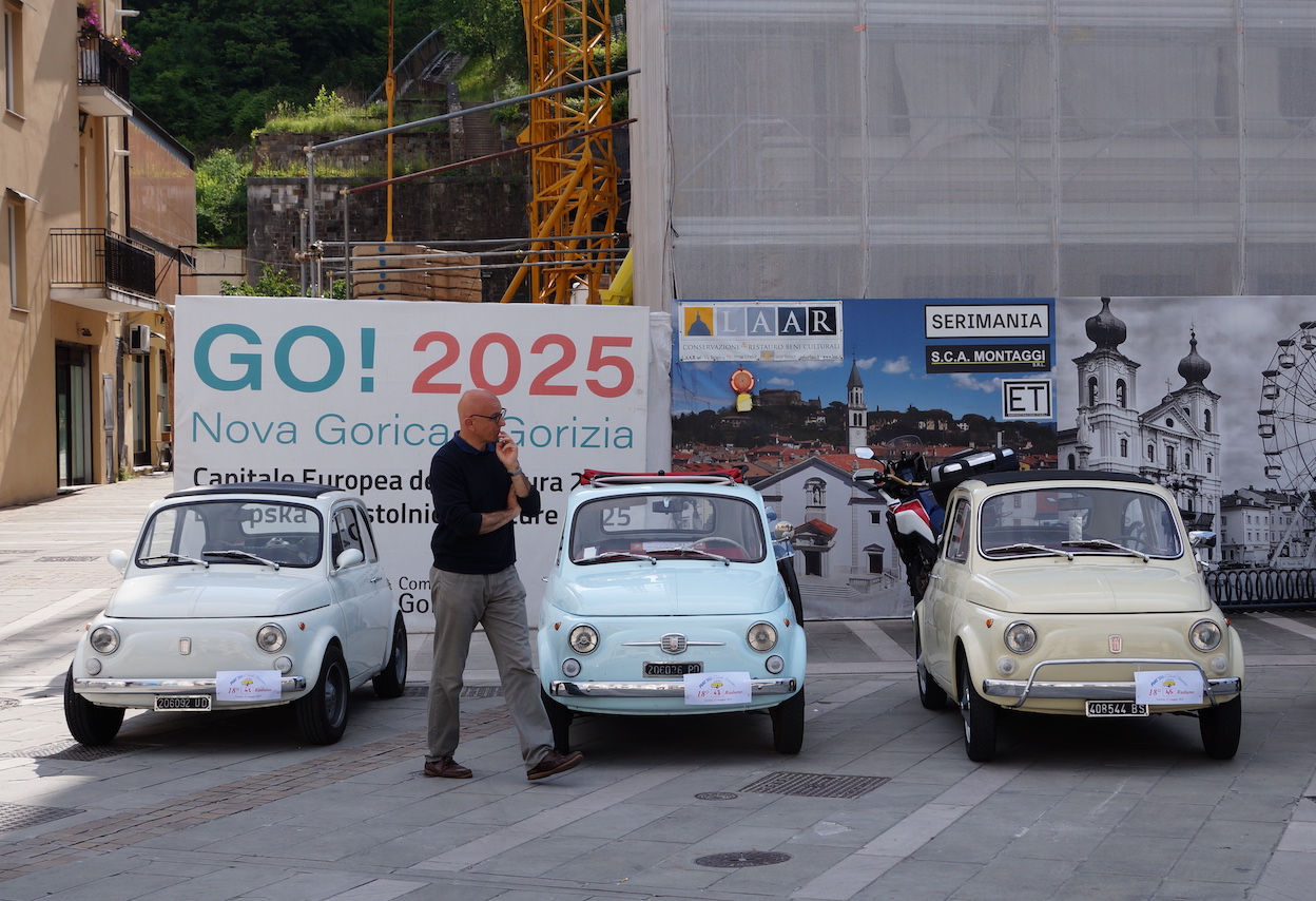 Immagine per Oltre cento Fiat 500 colorano la piazza di Gorizia, festa dei motori