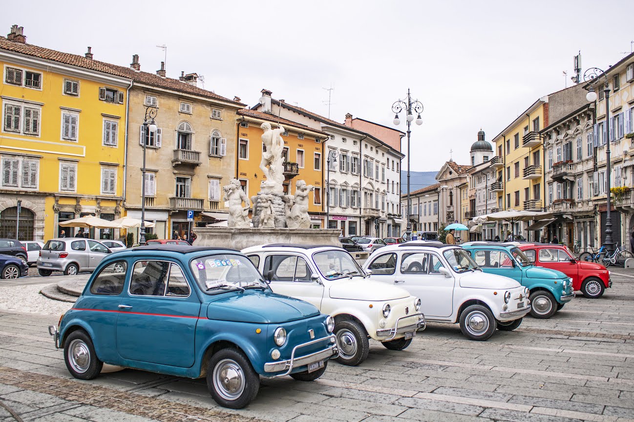 Le iconiche Fiat 500 ritornano Gorizia, raduno in piazza Vittoria