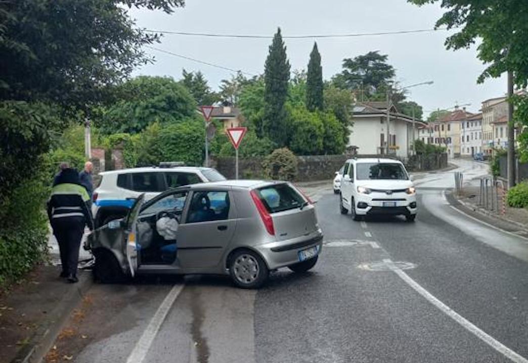 Immagine per Auto sbanda sulla curva a Piedimonte, schianto in via IV novembre