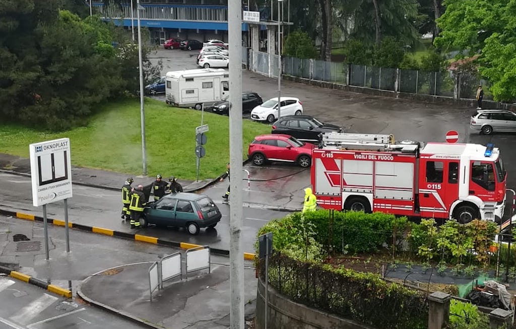 Immagine per Gorizia, auto inizia a fumare in corsa: bloccata in mezzo alla strada