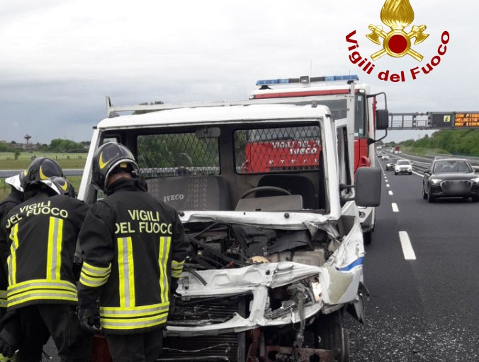 Farra d'Isonzo, incidente furgone-tir in autostrada A34: un ferito