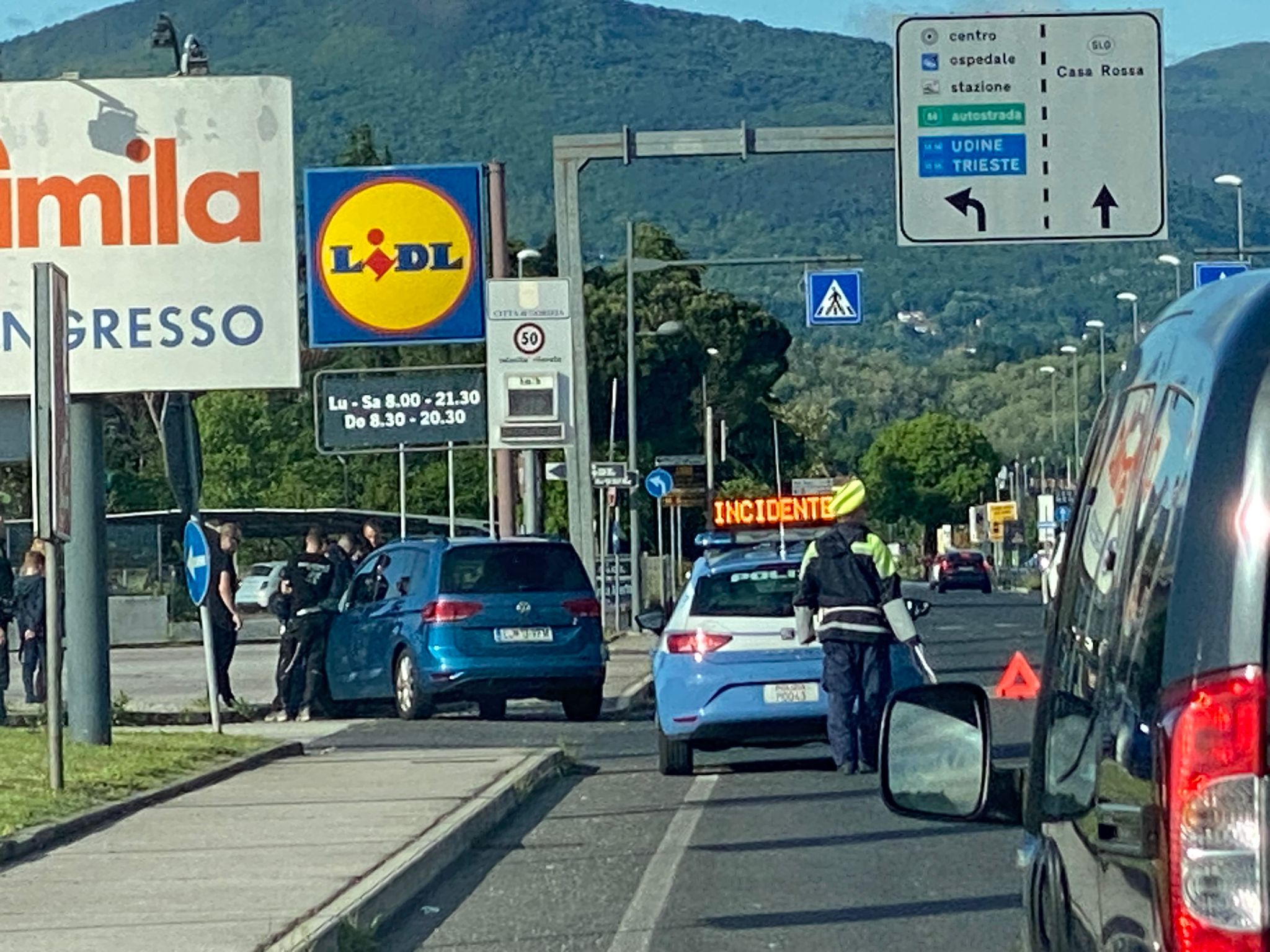 Gorizia, scontro tra auto al parcheggio del Famila: traffico rallentato