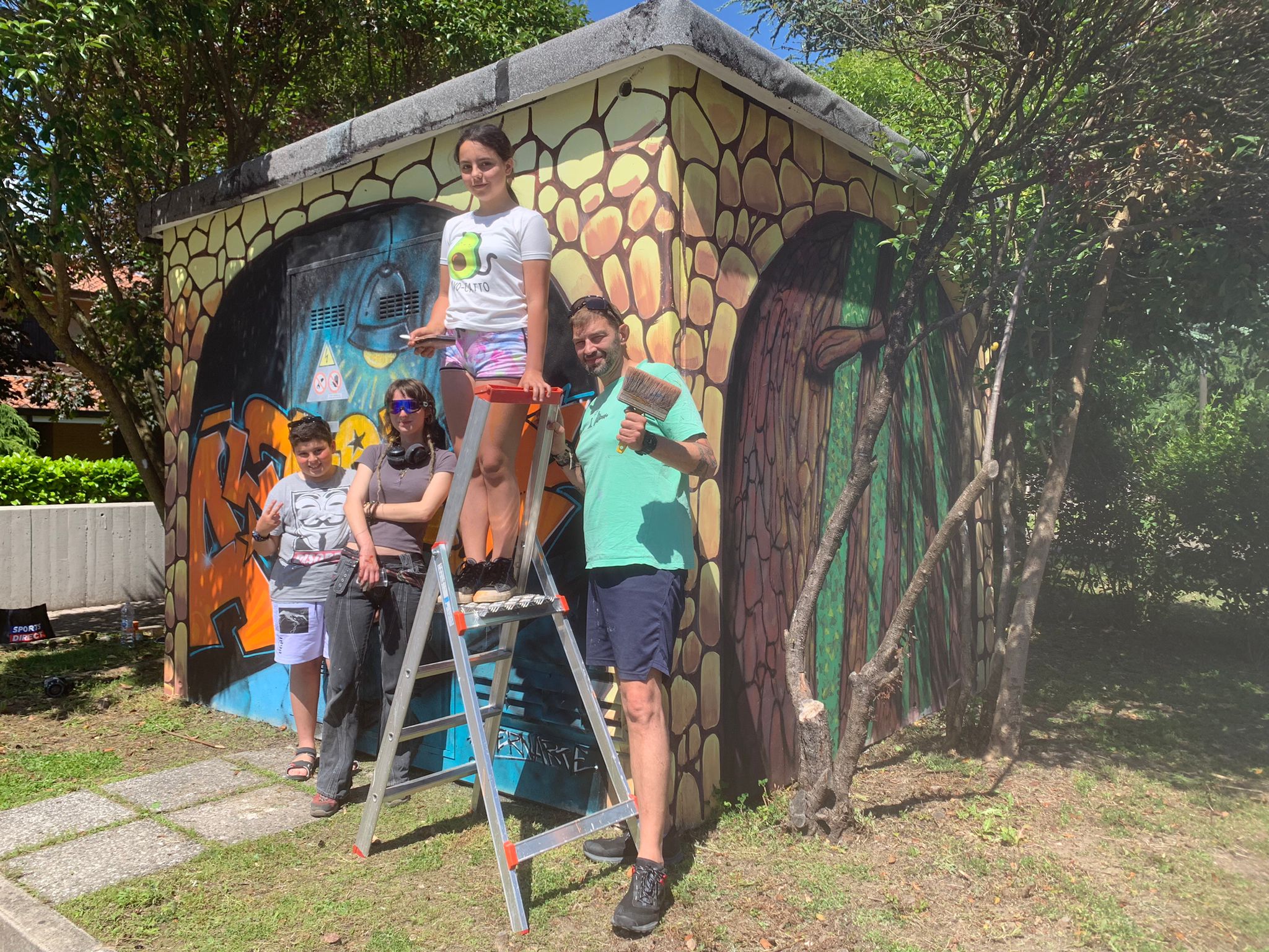 La cabina Enel diventa opera d'arte, colorata con le idee dei ragazzi a Romans