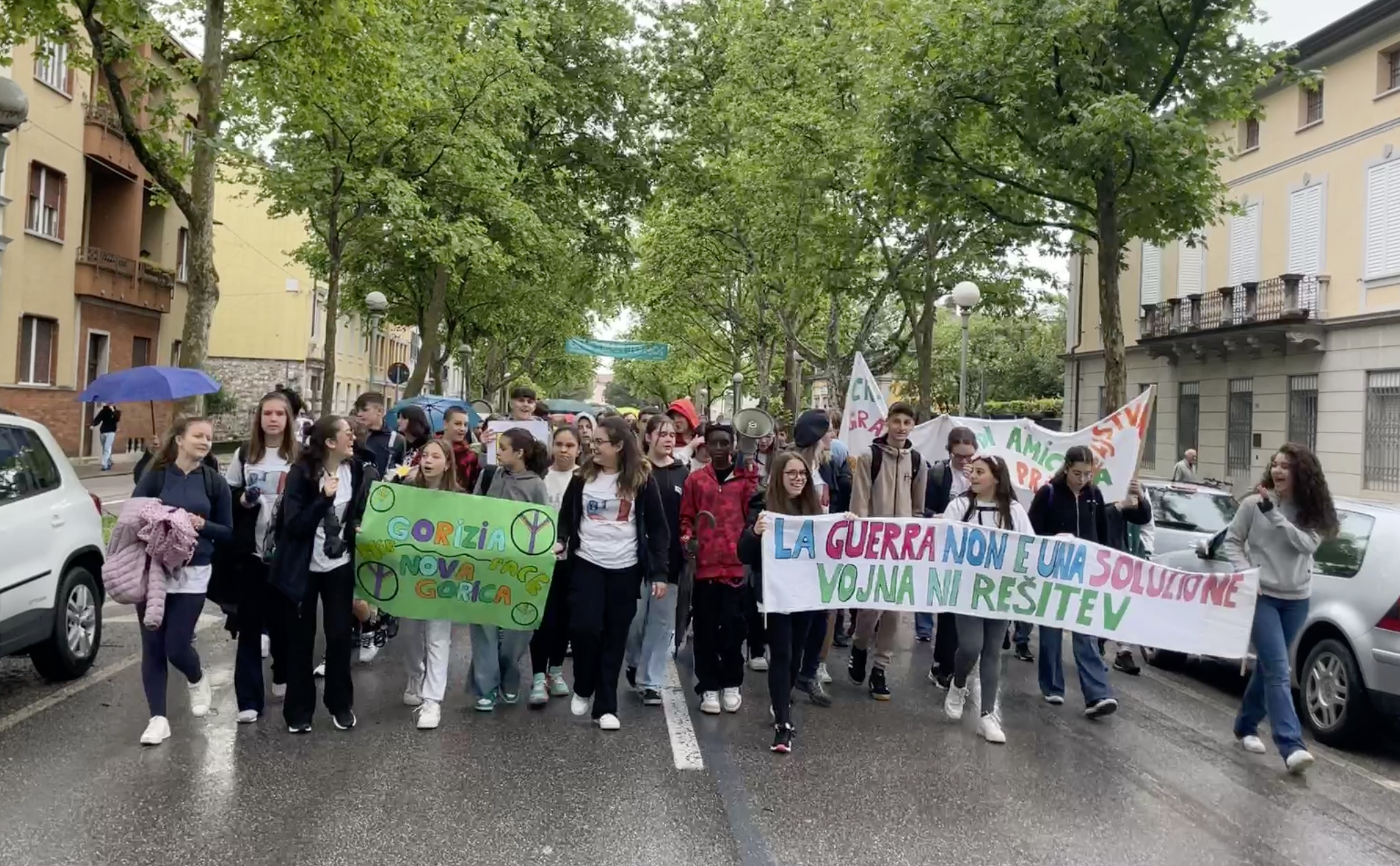 L'onda di 350 ragazzi marcia sul confine a Gorizia, «la guerra non è soluzione»