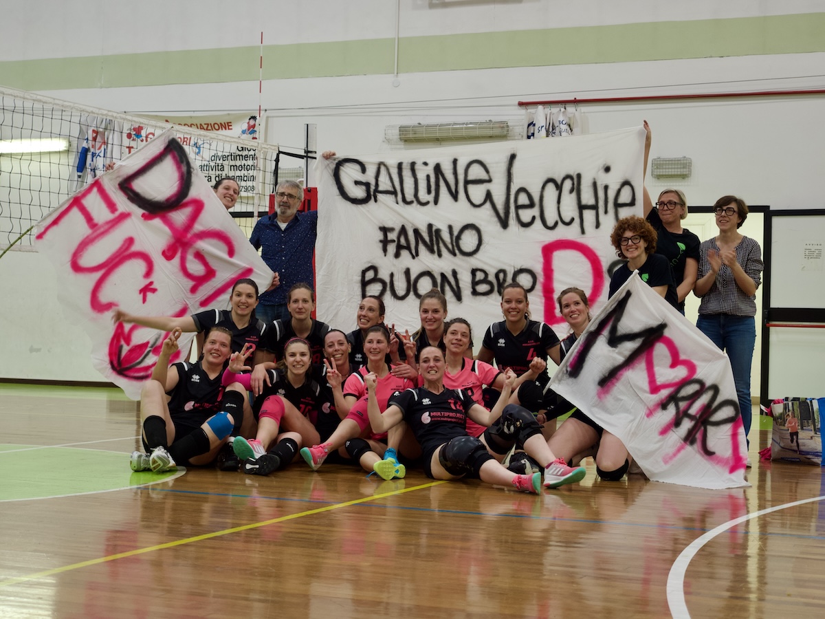 Immagine per Le ragazze del Moraro volley fanno festa, vinti tre set per volare in Serie D