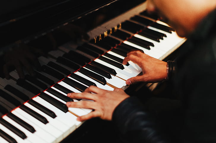 Immagine per La musica del pianoforte a Gorizia, concerto con otto allievi di Sijavush Gadjiev