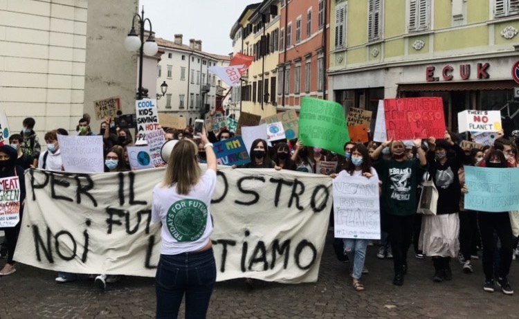 Immagine per I ragazzi chiamano i sindaci sul clima, il manifesto dello sciopero a Gorizia