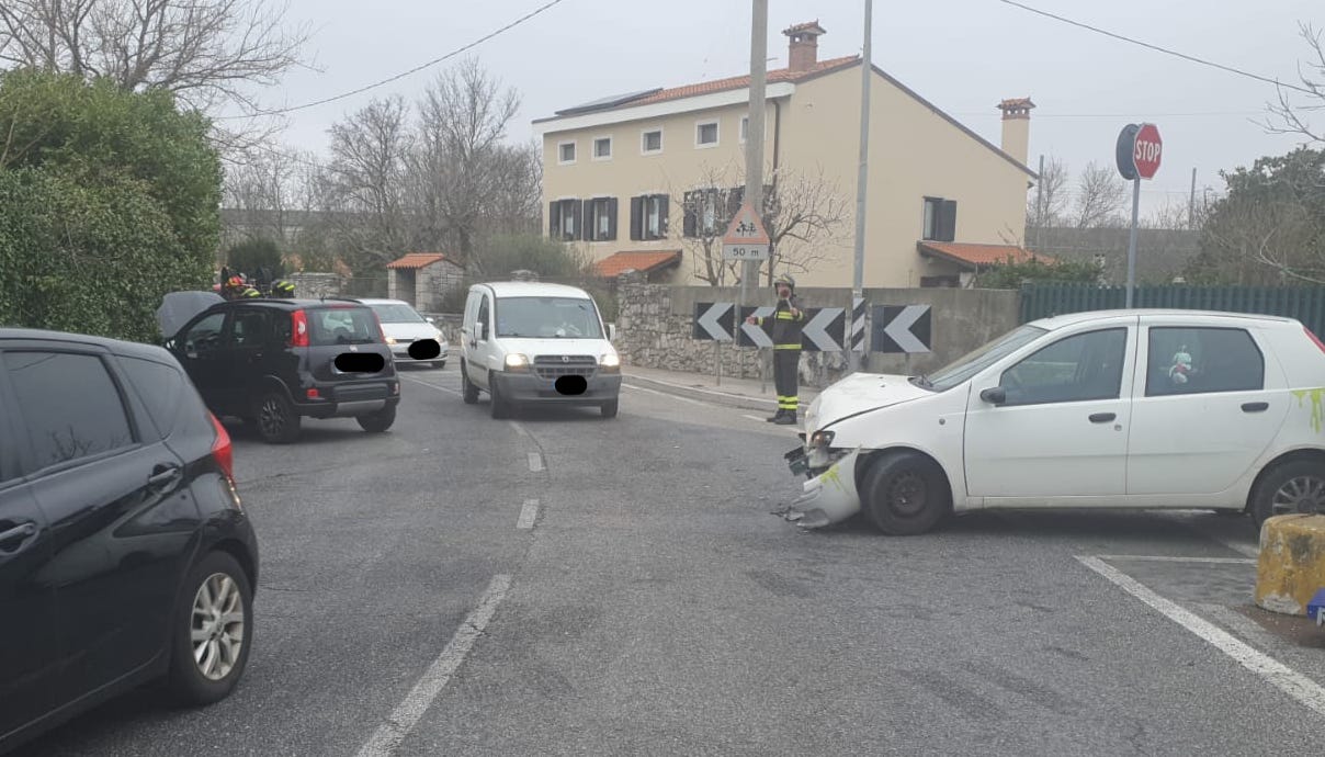 Scontro tra due auto alla curva ad Aurisina, Panda sul muro