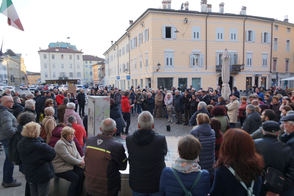 Cittadini sotto il municipio per la sanità pubblica a Gorizia, «è solo l'inizio»