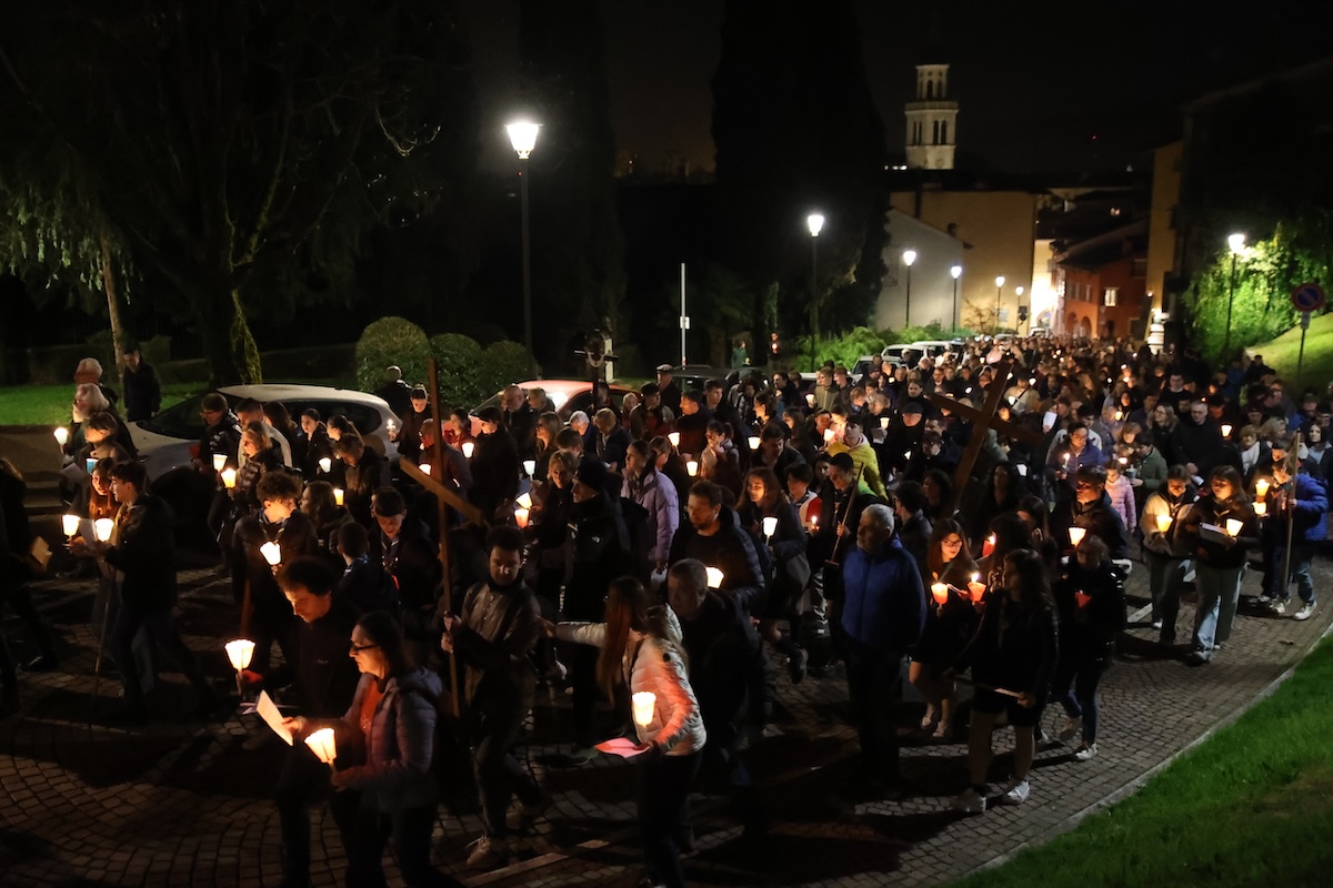 Immagine per Canti e un fiume di luci, la Via Crucis scandita dai perché dei bambini a Gorizia