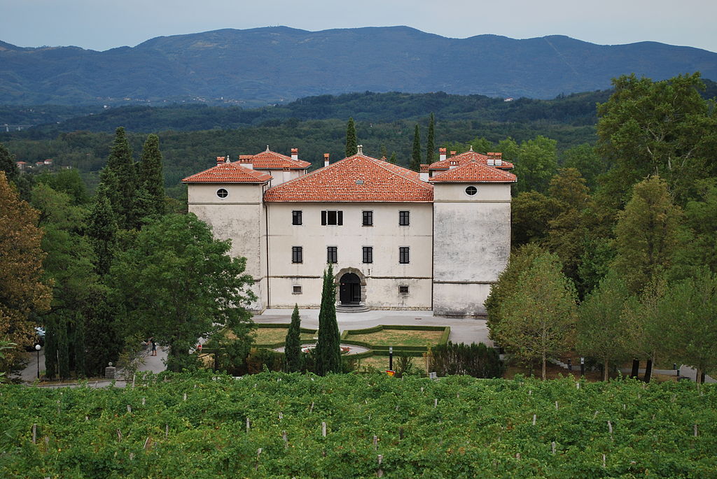 Immagine per Ritornano le visite ai palazzi dei conti Coronini, tour a Gorizia e Kromberk