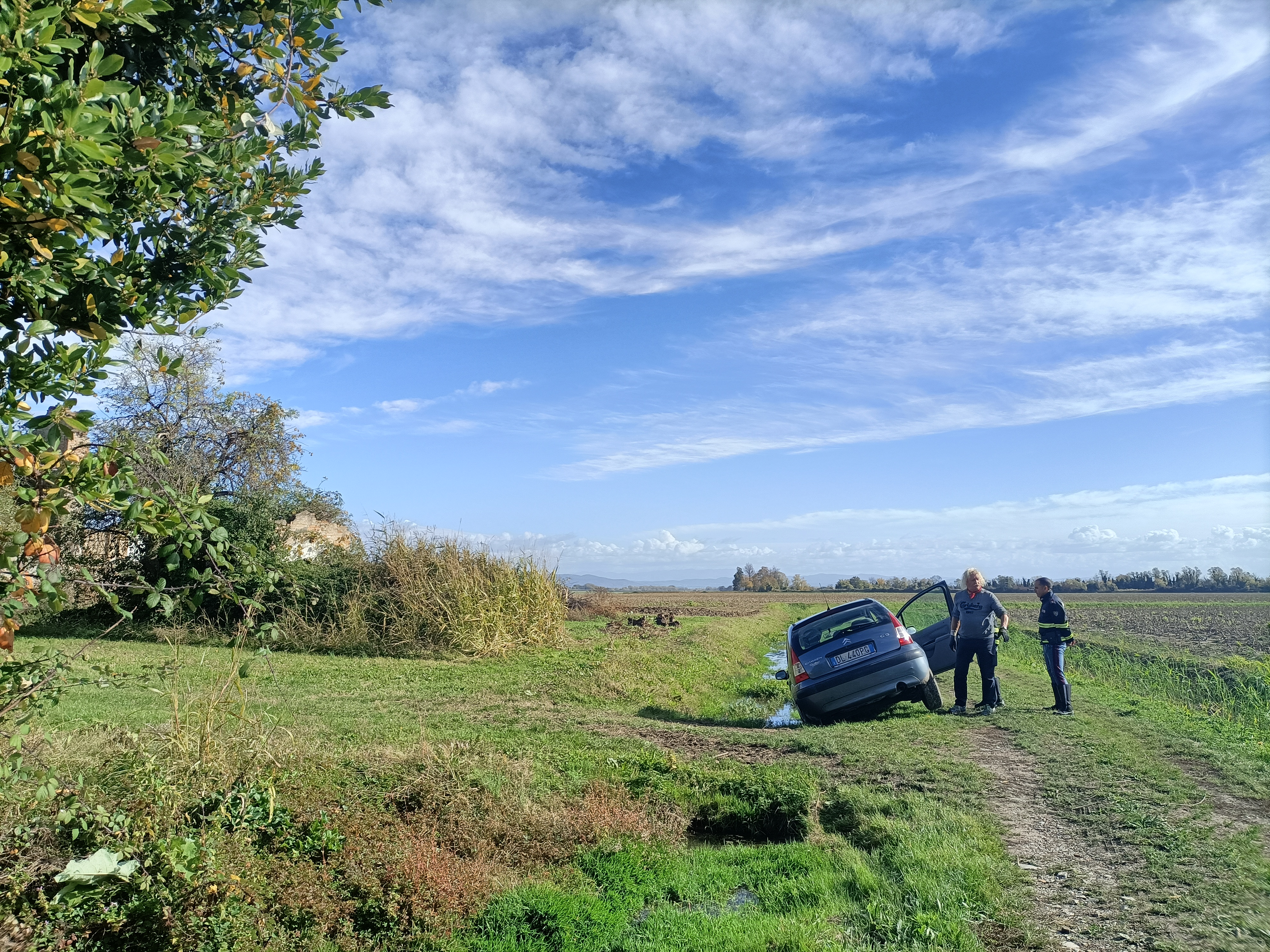 Muore dopo essere uscito dall'auto, tragedia a Isola Morosini